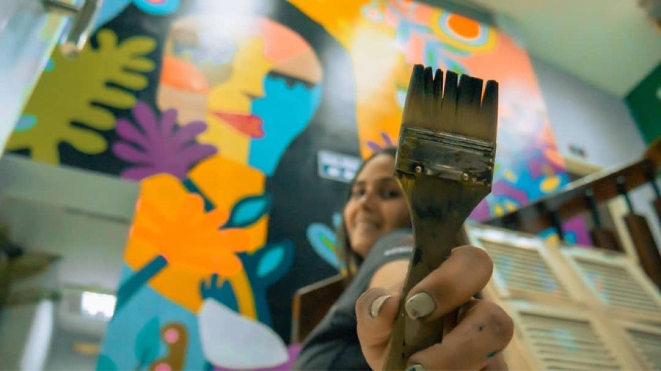 Amanda pintando